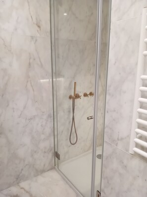 Douche, sèche-cheveux, serviettes fournies, savon
