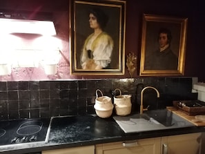 Réfrigérateur, micro-ondes, four, plaque de cuisson