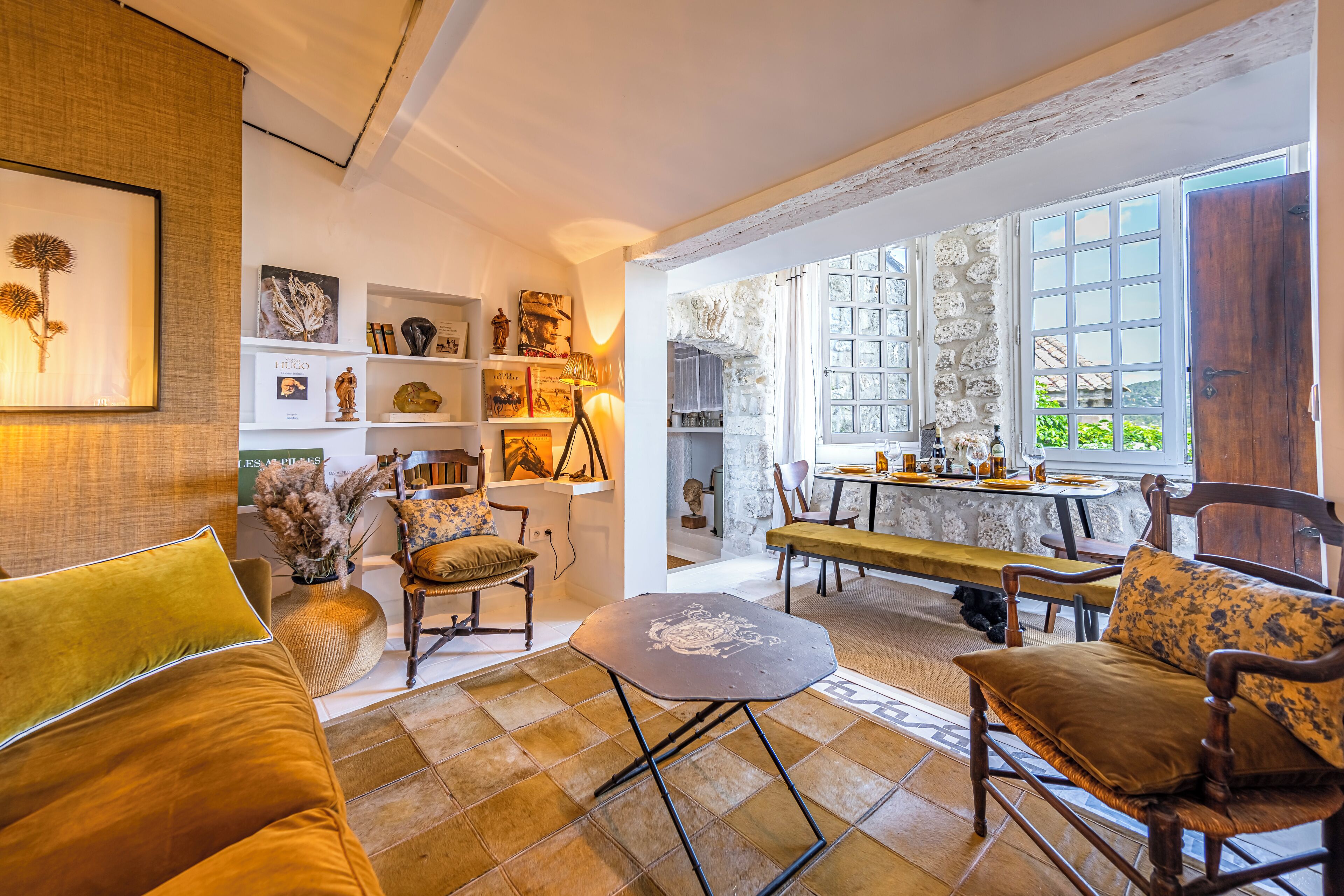 Una televisión, libros, una impresora