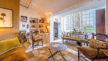 Una televisión, libros, una impresora