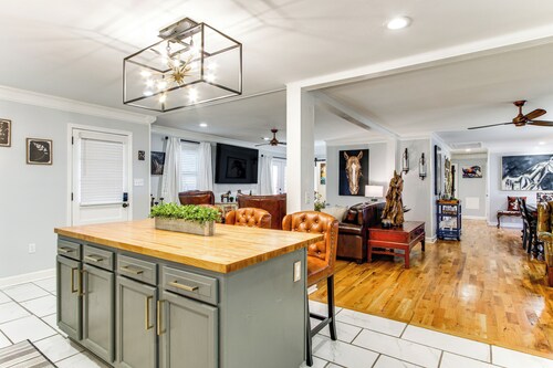 2 Mi to Historic Horse District: Dog-Friendly Home
