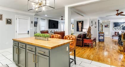 2 Mi to Historic Horse District: Dog-Friendly Home