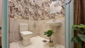 Tina con regadera, amenidades de baño gratuitas, secadora de cabello