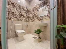 Combined shower/tub, free toiletries, hair dryer, bidet