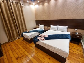 Superior-Dreibettzimmer, eigenes Bad | 1 Schlafzimmer, italienische BettbezĂŒge von Frette