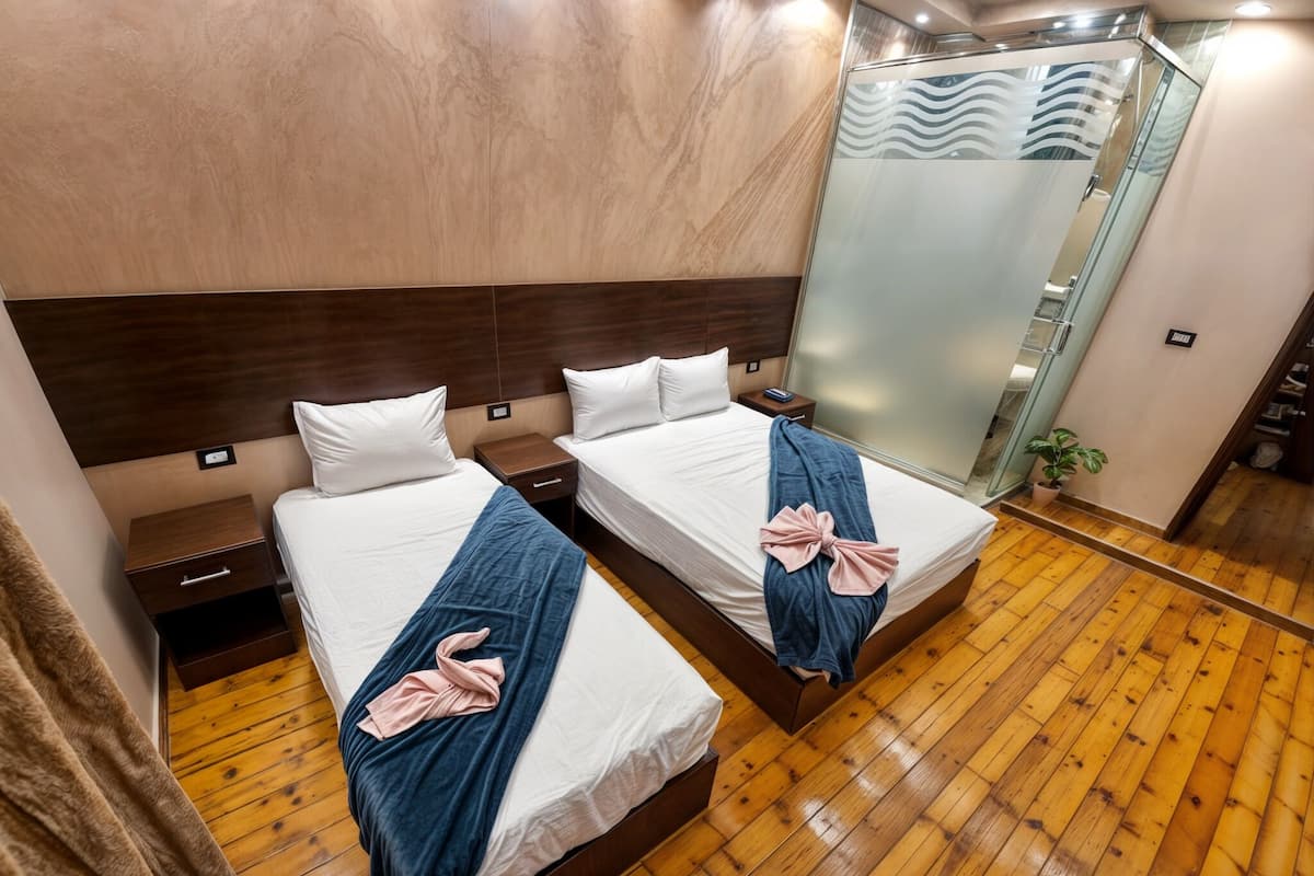 高級三人房, 私人浴室 | 義大利 Frette 床單、高級寢具、羽絨被、舒適加層