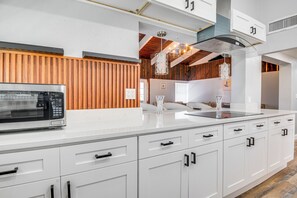 Réfrigérateur, micro-ondes, plaque de cuisson, lave-vaisselle