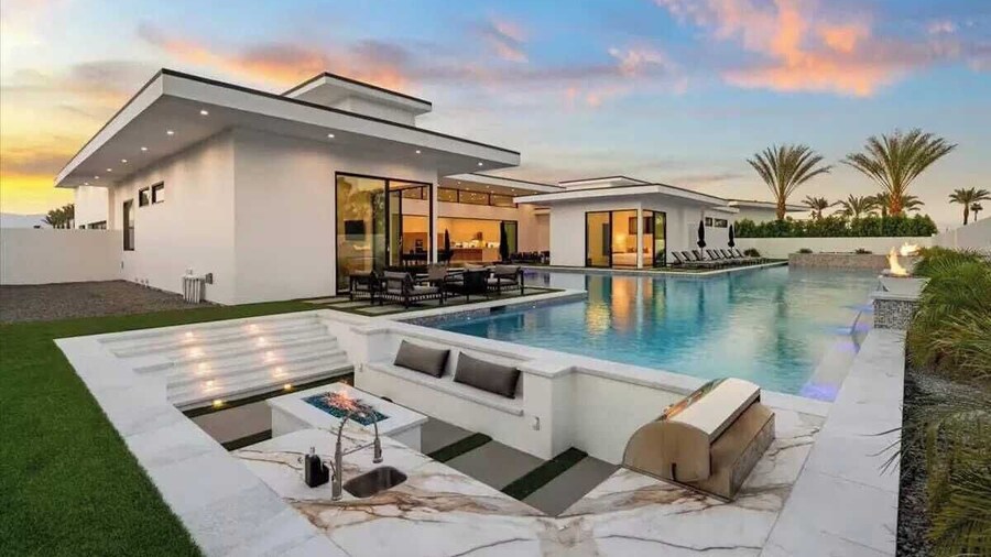 Sleeps 20 7-bedroom Villa w/ Pool, Putting Green & Hot Tub Bravo Villa #11 by Avantstay