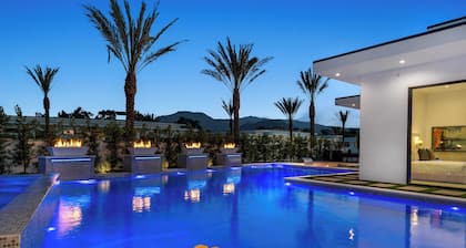 Luxury Retreat Pool, Putting Green + Pickleball Sleeps 17 Bravo Villa 8 by Avantstay