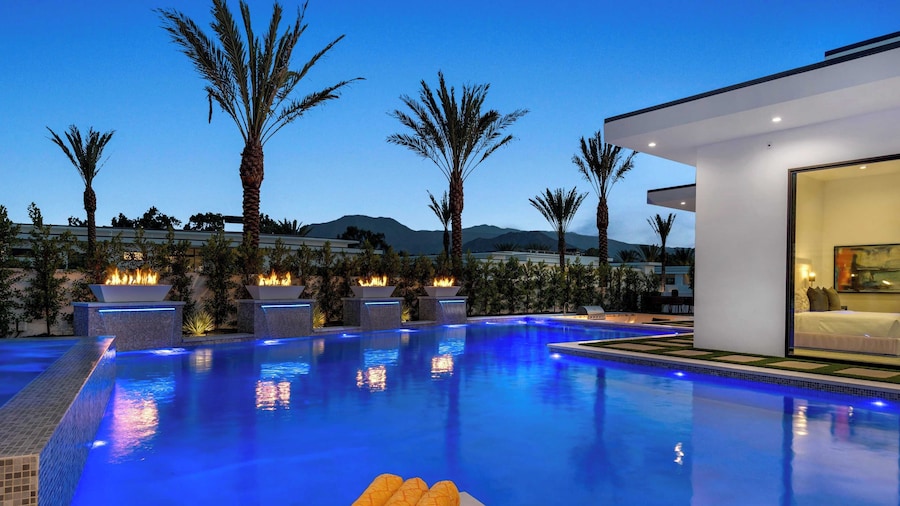 Luxury Retreat Pool, Putting Green + Pickleball Sleeps 17 Bravo Villa 8 by Avantstay