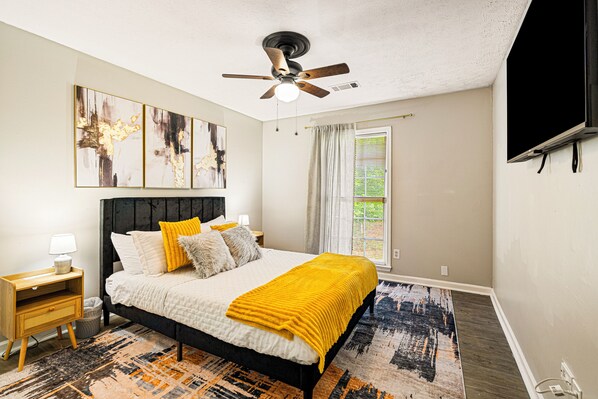 3 bedrooms, desk, iron/ironing board, free WiFi