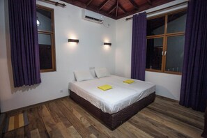 8 bedrooms, desk, iron/ironing board, WiFi