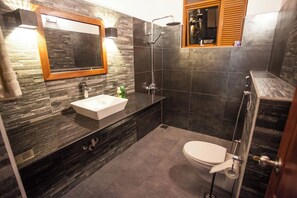 Doccia, asciugacapelli, bidet, asciugamani