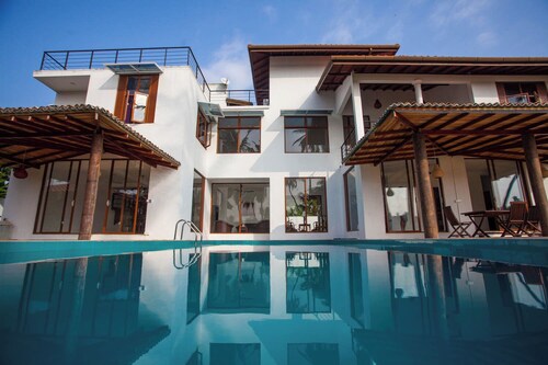 8 BR Private Villa w/ Pool & Staff – Ideal for Large Groups Near Hikkaduwa Beach