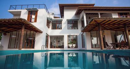 8 BR Private Villa w/ Pool & Staff – Ideal for Large Groups Near Hikkaduwa Beach
