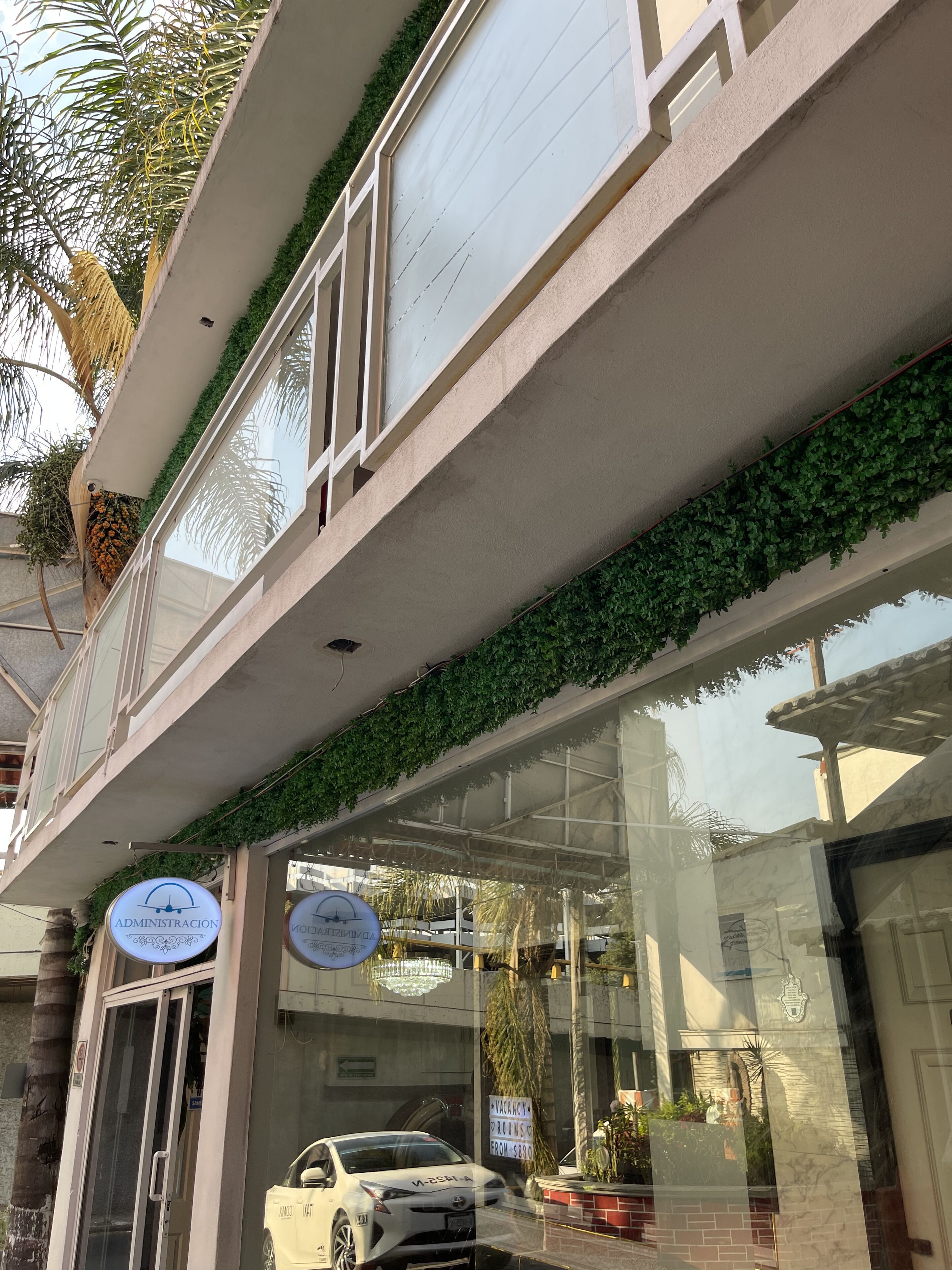 Vista frontal de la propiedad