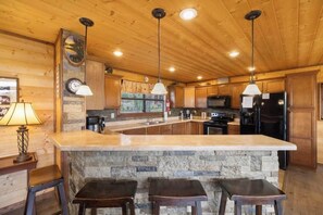 Fridge, dishwasher - Cabin + FREE Resort Amenities | Pigeon Forge (Pigeon Forge)