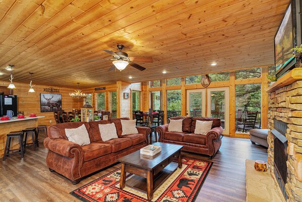 Smart TV, fireplace - A Cabin to Remember, free tickets, no catch! (Pigeon Forge)