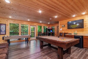 Games room - A Cabin to Remember, free tickets, no catch! (Pigeon Forge)