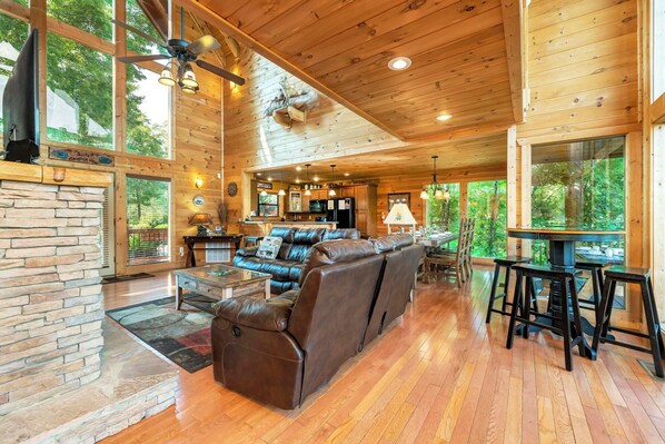 Smart TV, fireplace - A Suite Mountain View, free tickets, no catch! (Pigeon Forge)