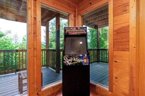 Game room - A Suite Mountain View, free tickets, no catch! (Pigeon Forge)