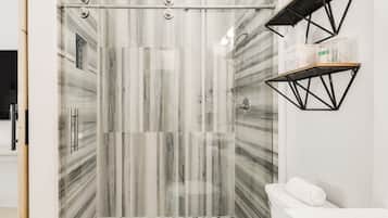 Douche, sèche-cheveux, serviettes fournies
