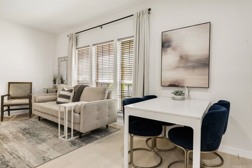 Orchid: Studio Apt, 4 Minute Walk to A&M