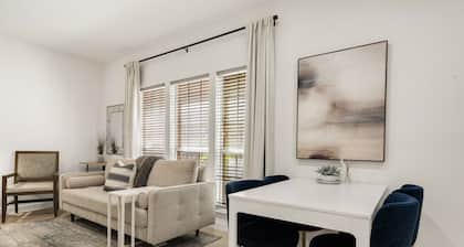 Orchid: Studio Apt, 4 Minute Walk to A&M