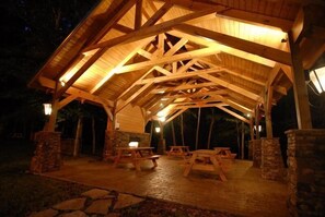 Outdoor dining - Sleepy Shamrock, free tickets, no catch! (Pigeon Forge)