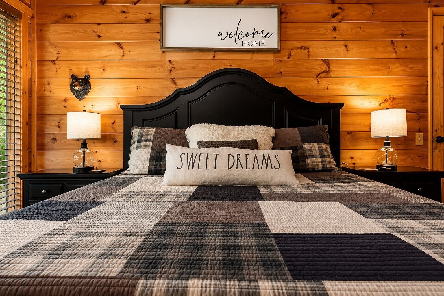 Un dormitorio con cabecera de madera, colcha acolchada y un letrero que dice 'welcome HOME'.