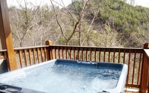 Outdoor spa tub - Cabin + FREE Resort Amenities | Pigeon Forge (Pigeon Forge)