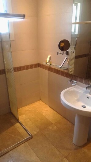 Free toiletries, slippers, towels, soap - Arjan Almutamyezah serviced apartments (Jeddah)