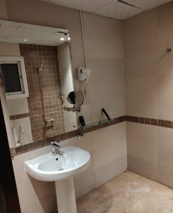 Double Room | Bathroom | Free toiletries, slippers, towels, soap - Arjan Almutamyezah Hotel (Jeddah)