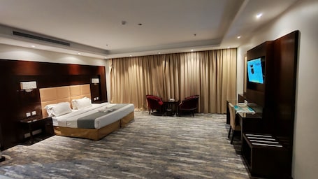 Cortinas blackout, tabla de planchar con plancha y wifi gratis . Arjan Almutamyezah serviced apartments