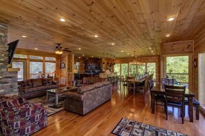 Smart TV, fireplace, foosball - Grand View Lodge, free tickets, no catch! (Pigeon Forge)