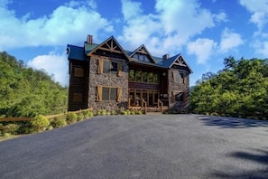Exterior - Cabin + FREE Resort Amenities | Pigeon Forge (Pigeon Forge)