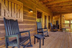 Terrace/patio - Cabin + FREE Resort Amenities | Pigeon Forge (Pigeon Forge)