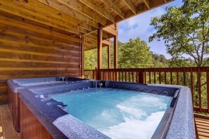 Outdoor spa tub - Cabin + FREE Resort Amenities | Pigeon Forge (Pigeon Forge)