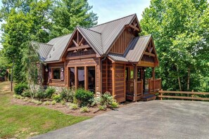 Exterior - A Suite Mountain Retreat, free tickets, no catch! (Pigeon Forge)