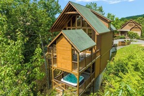 Exterior - Bigfoot Bungalow, free tickets, no catch! (Pigeon Forge)