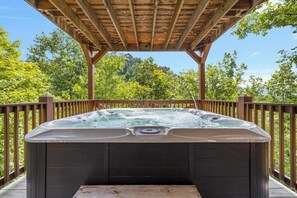 Outdoor spa tub - Bigfoot Bungalow, free tickets, no catch! (Pigeon Forge)