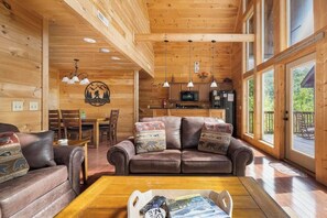 Smart TV, fireplace - Bigfoot Bungalow, free tickets, no catch! (Pigeon Forge)