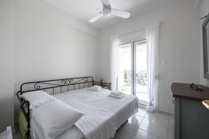 2 bedrooms, iron/ironing board, WiFi, bed sheets - Summer Vibes by Luxlikehome (Yerakini)