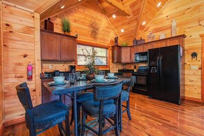 冷蔵庫、食器洗い機、コーヒー / ティーメーカー、調理器具と食器