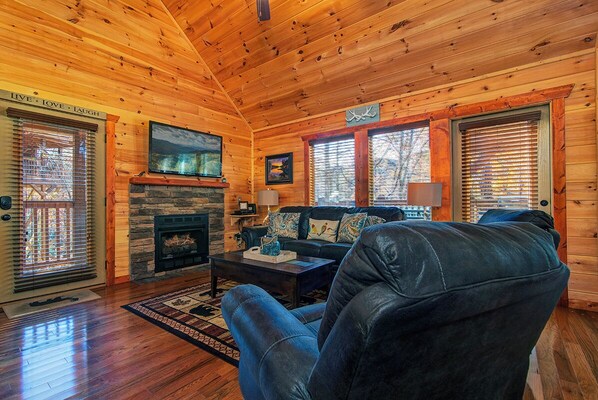 Smart TV, fireplace - Cabin + FREE Resort Amenities | Pigeon Forge (Pigeon Forge)