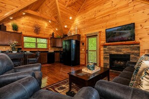 Smart TV, fireplace - Cabin + FREE Resort Amenities | Pigeon Forge (Pigeon Forge)