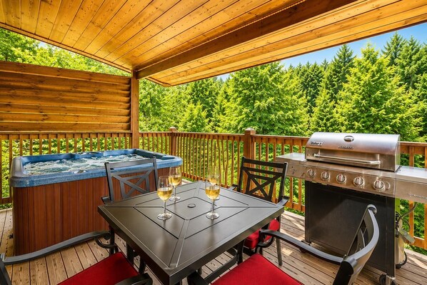 Outdoor dining - Cabin + FREE Resort Amenities | Pigeon Forge (Pigeon Forge)