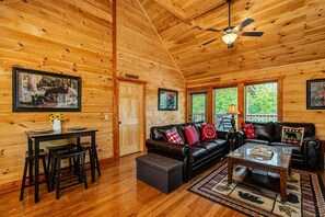 Smart TV, fireplace - Cabin + FREE Resort Amenities | Pigeon Forge (Pigeon Forge)