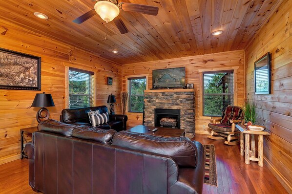 Smart TV, fireplace - Cabin + FREE Resort Amenities | Pigeon Forge (Pigeon Forge)
