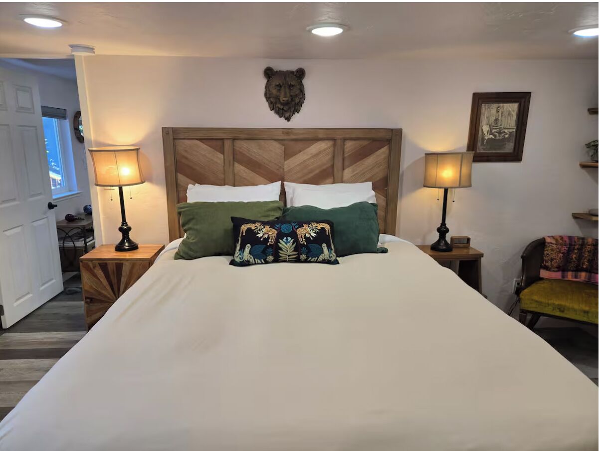 2 bedrooms, desk, iron/ironing board, WiFi (free)